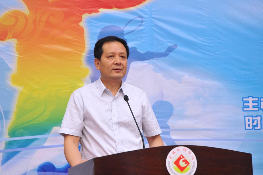 省教育厅体卫艺处处长李鸣主持开幕式